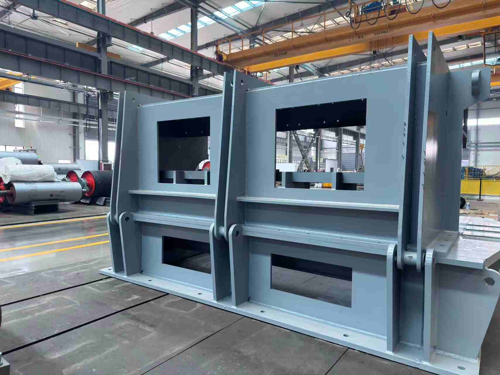 शैंडोंग शानकुआंग वर्कशॉप में 2000 टन के हेवी-ड्यूटी रिंग हैमर क्रशर के केसिंग का उत्पादन कार्य प्रगति पर है।