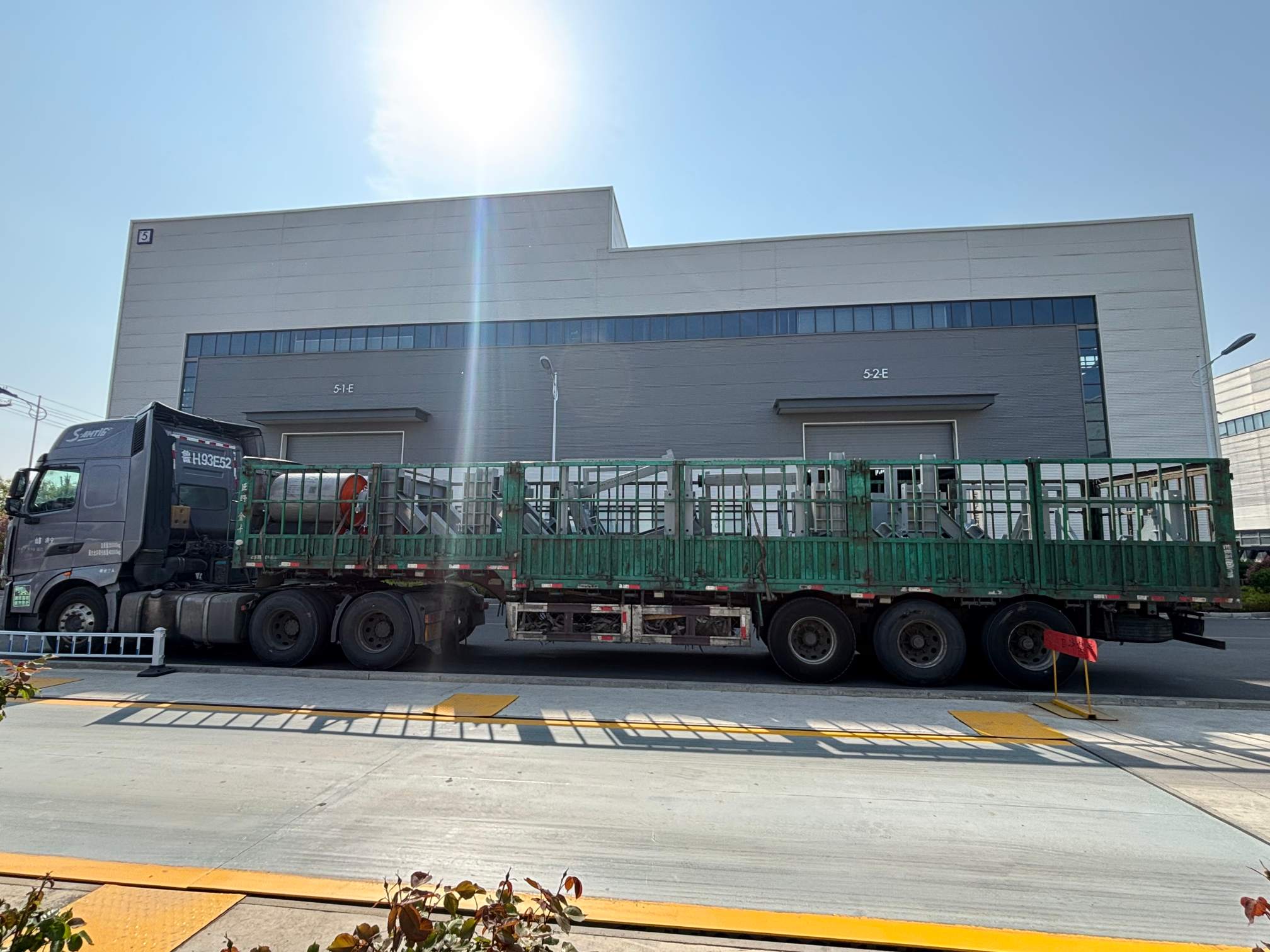 Shandong Shankuang schließt die Verladung von Kopfrahmen, Heckrahmen und Rollen für den Versand ab.jpg Shandong Shankuang schließt die Verladung von Kopfrahmen, Heckrahmen und Rollen für den Versand ab.jpg