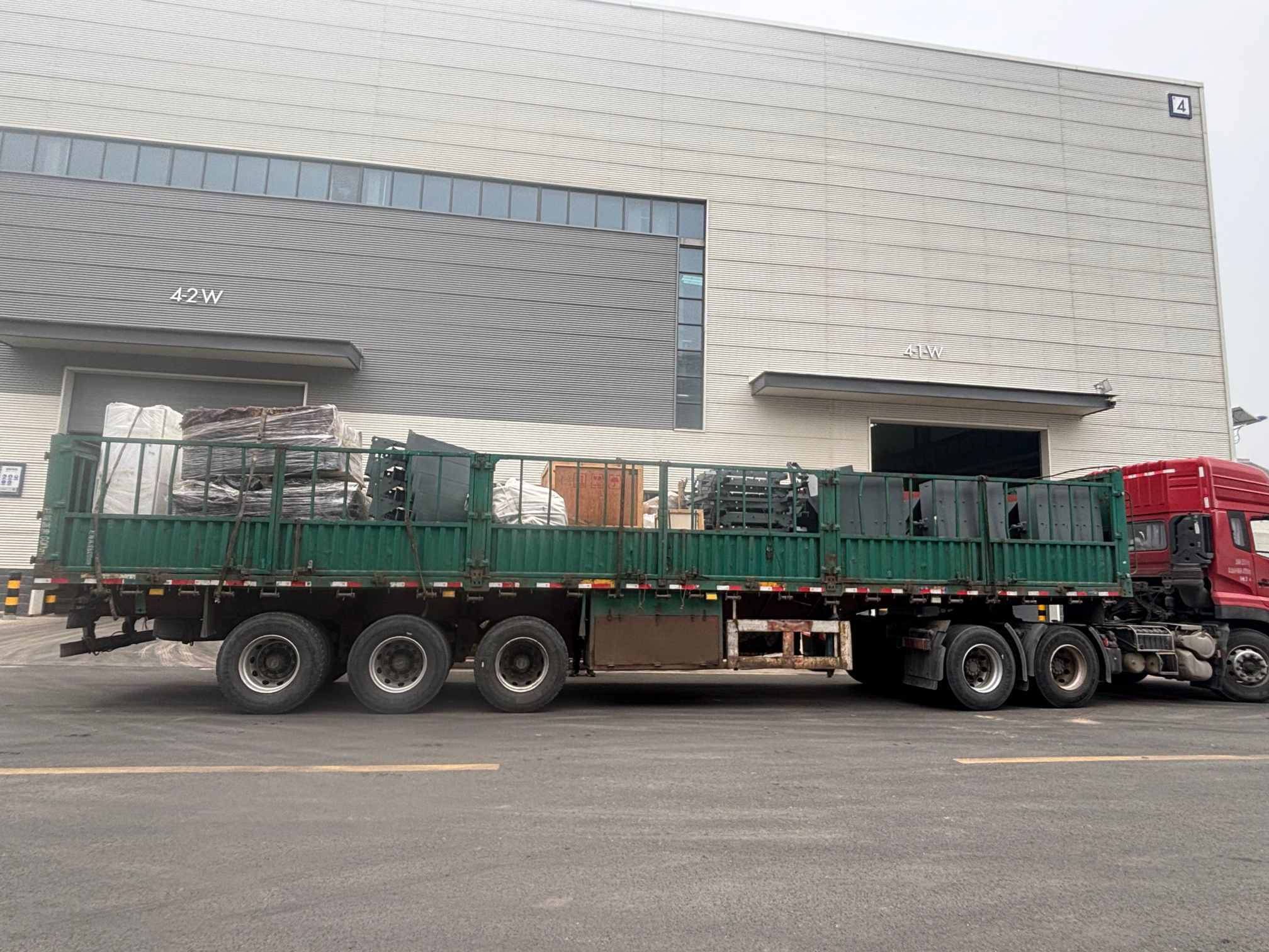 Shandong Shankuang: Transportbåndsdele læsset og klar i dag.jpg