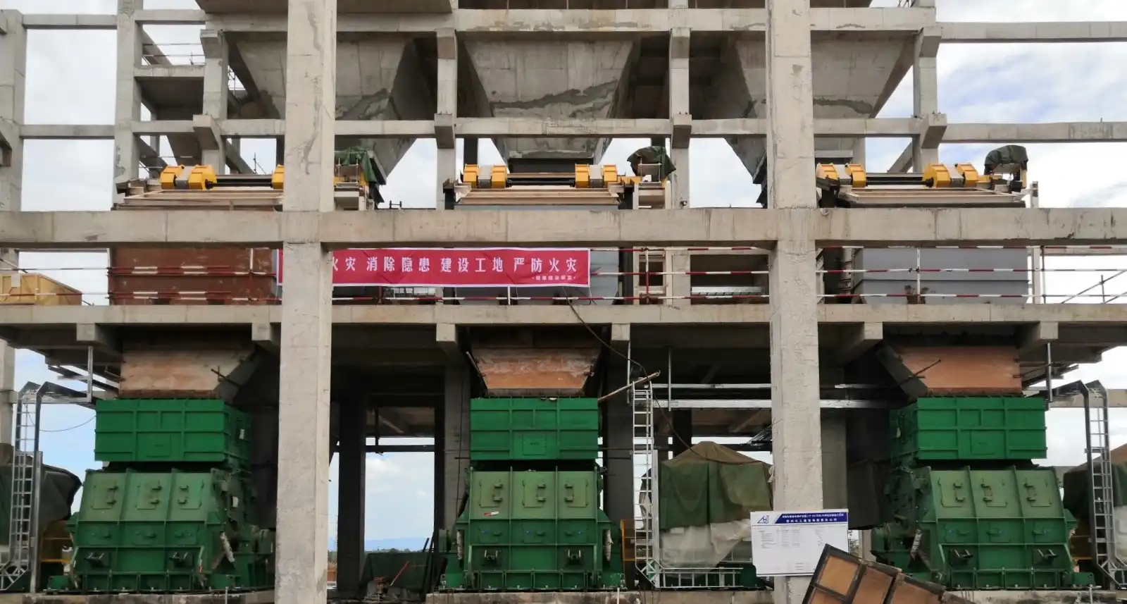 रिवर्सिबल इम्पैक्ट हैमर क्रशर.jpg रिवर्सिबल इम्पैक्ट हैमर क्रशर.jpg