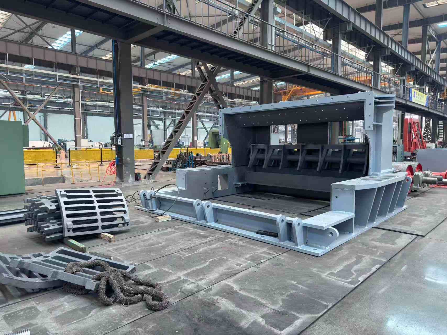 शैंडोंग शानकुआंग वर्कशॉप में 2000 टन के हेवी-ड्यूटी रिंग हैमर क्रशर के केसिंग का उत्पादन कार्य प्रगति पर है।