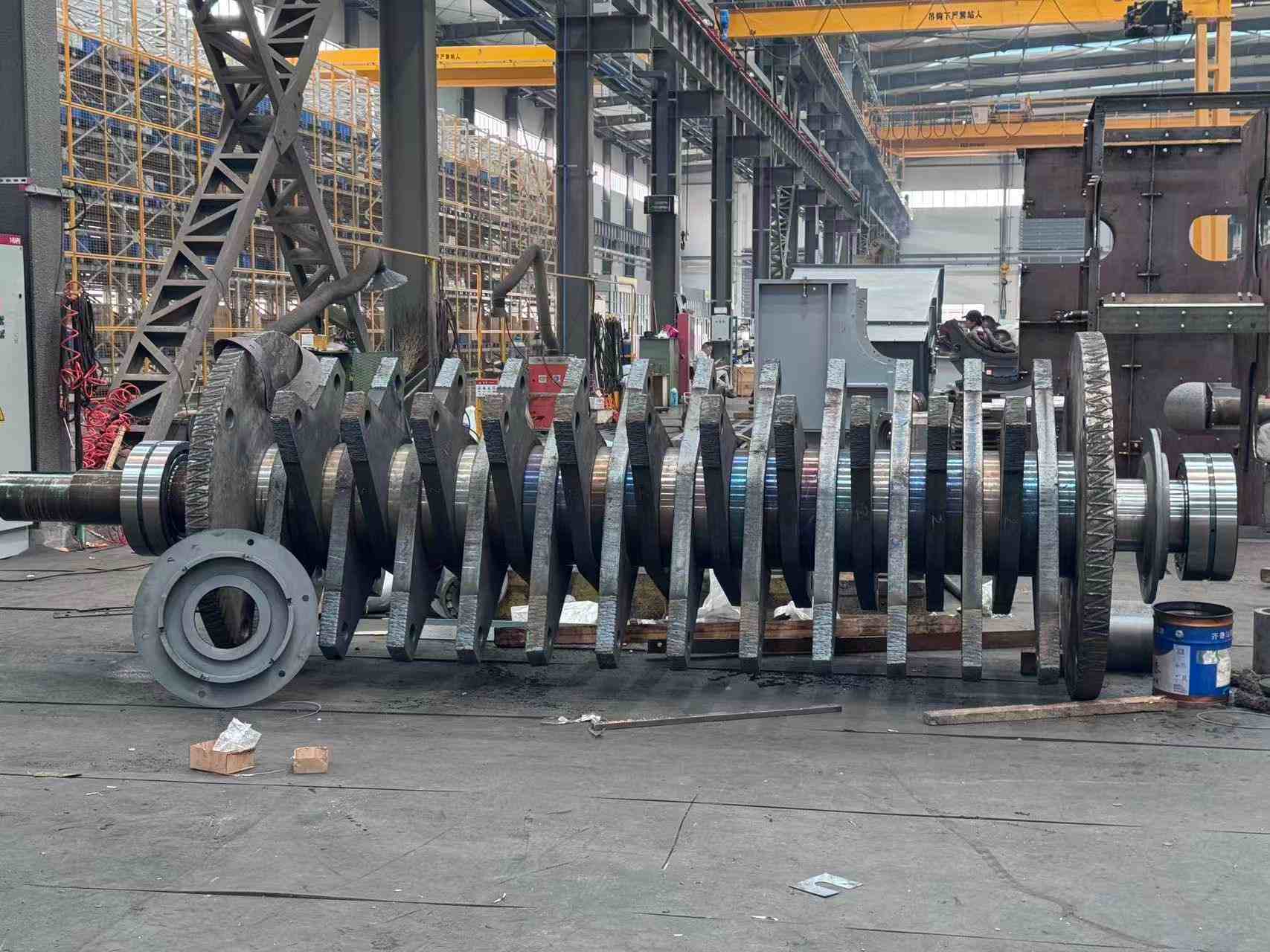 Die Produktion von Rotoren für 2000-Tonnen-Schwerlast-Ringhammerbrecher läuft in der Werkstatt Shandong Shankuang.jpg Die Produktion von Rotoren für 2000-Tonnen-Schwerlast-Ringhammerbrecher läuft in der Werkstatt Shandong Shankuang.jpg