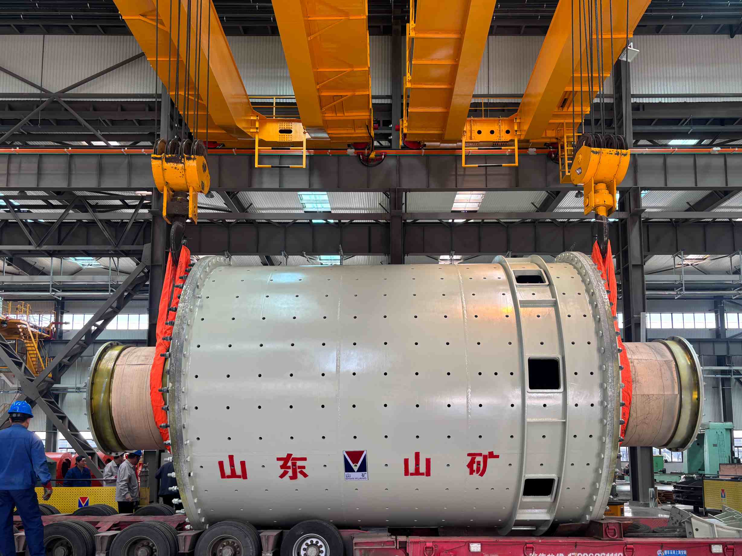 本日、山東省山鉱市から2台の4054型ロッドミルが積み込まれ、目的地へ出荷されました。